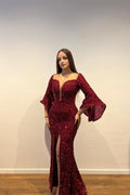 Hermoso vestido de fiesta largo burdeos con lentejuelas y abertura frontal con mangas largas