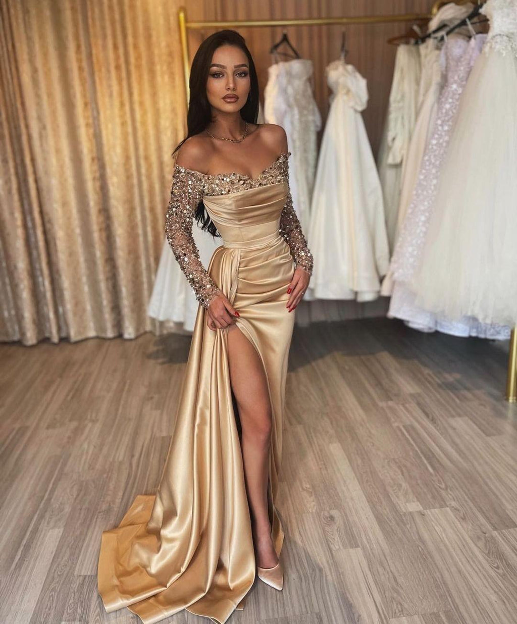 Wunderschönes langes, schulterfreies, mit Pailletten besetztes Ballkleid mit Schlitz und langen Ärmeln in Champagner