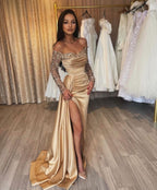 Wunderschönes langes, schulterfreies, mit Pailletten besetztes Ballkleid mit Schlitz und langen Ärmeln in Champagner