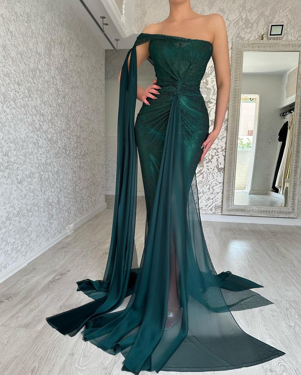 Wunderschönes langes dunkelgrünes ärmelloses Meerjungfrau-Ballkleid mit Schlitz