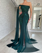 Wunderschönes langes dunkelgrünes ärmelloses Meerjungfrau-Ballkleid mit Schlitz