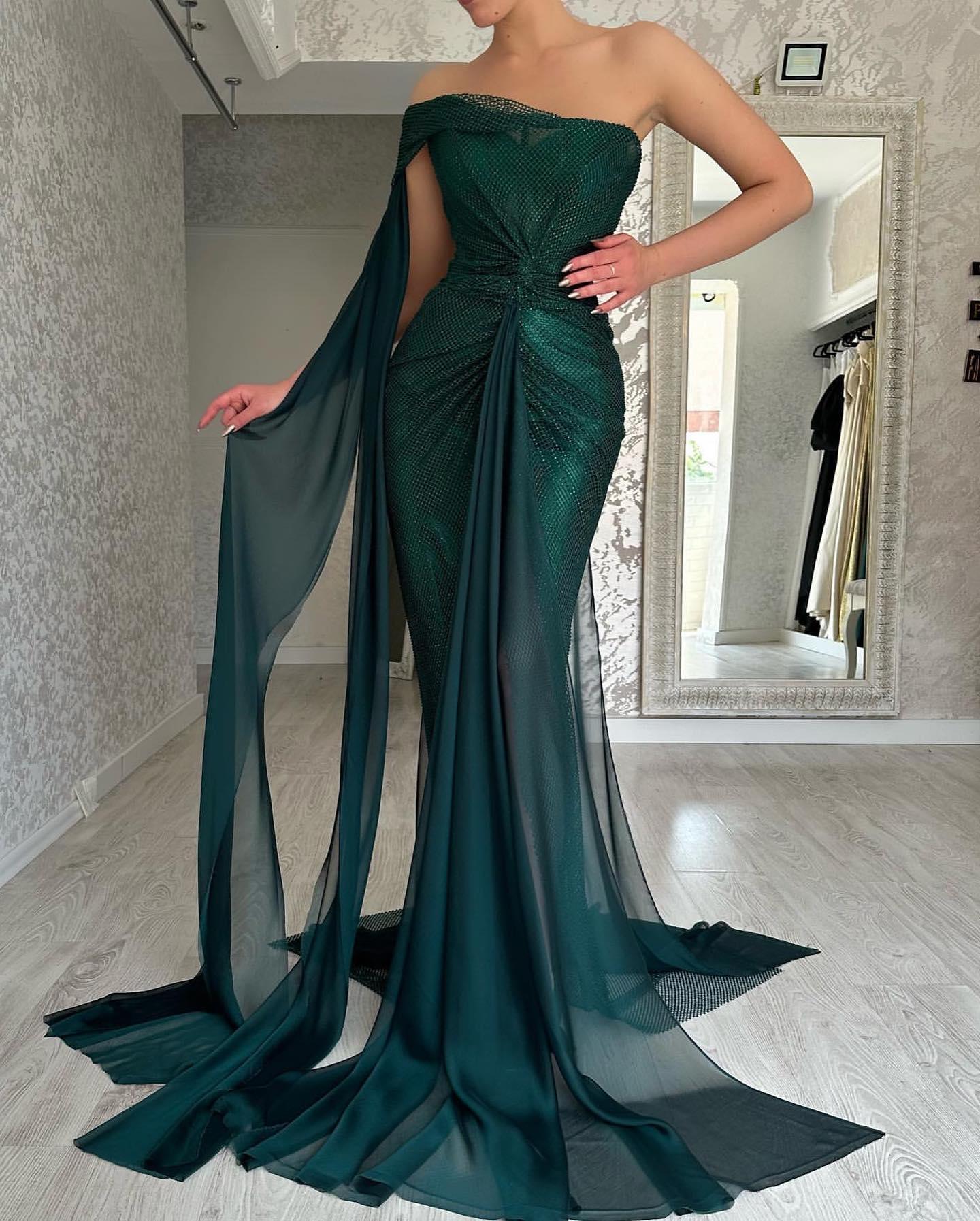 Wunderschönes langes dunkelgrünes ärmelloses Meerjungfrau-Ballkleid mit Schlitz