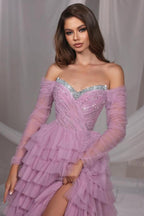 Hermoso vestido de fiesta largo de tul con lentejuelas, corte A, hombros descubiertos y abertura en color lila