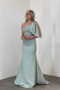 Wunderschönes langes Meerjungfrau-Abendkleid mit einer Schulter aus Satin und Strasssteinen, ärmellos