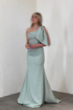 Wunderschönes langes Meerjungfrau-Abendkleid mit einer Schulter aus Satin und Strasssteinen, ärmellos