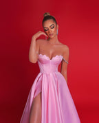 Wunderschönes langes rosa A-Linien-Ballkleid mit schulterfreiem Schnitt und Schlitz