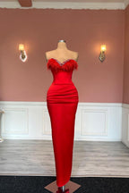 Wunderschönes langes rotes Ballkleid mit herzförmigem Ausschnitt und Federn