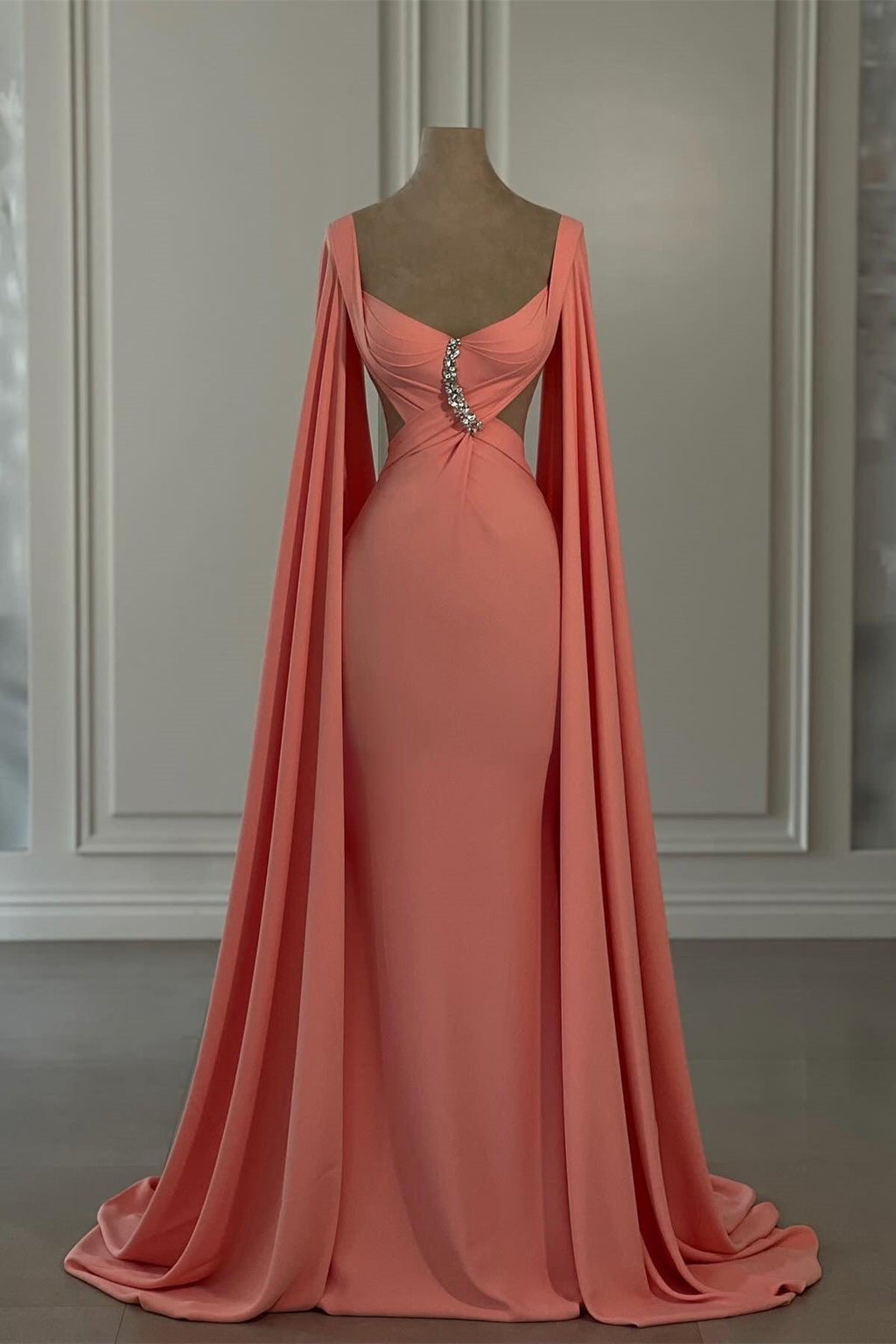 Wunderschönes Meerjungfrau-Abendkleid aus Chiffon mit schulterfreien Flügelärmeln und Strasssteinen