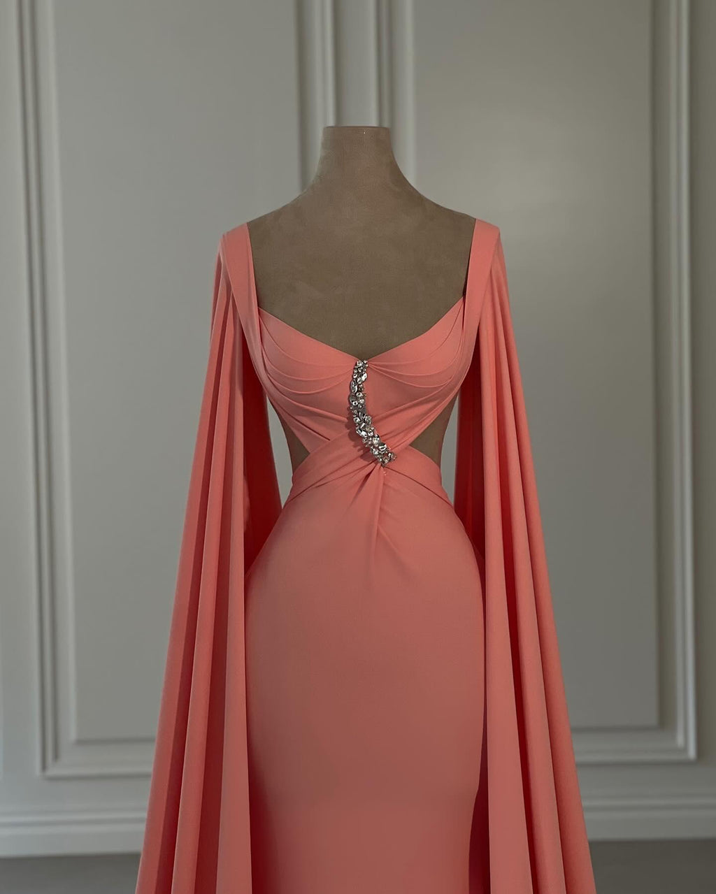 Wunderschönes Meerjungfrau-Abendkleid aus Chiffon mit schulterfreien Flügelärmeln und Strasssteinen