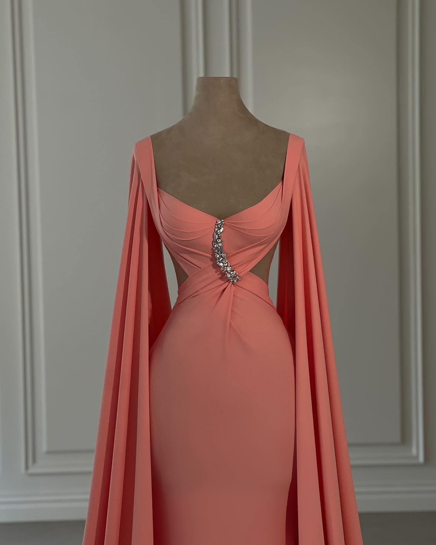 Wunderschönes Meerjungfrau-Abendkleid aus Chiffon mit schulterfreien Flügelärmeln und Strasssteinen