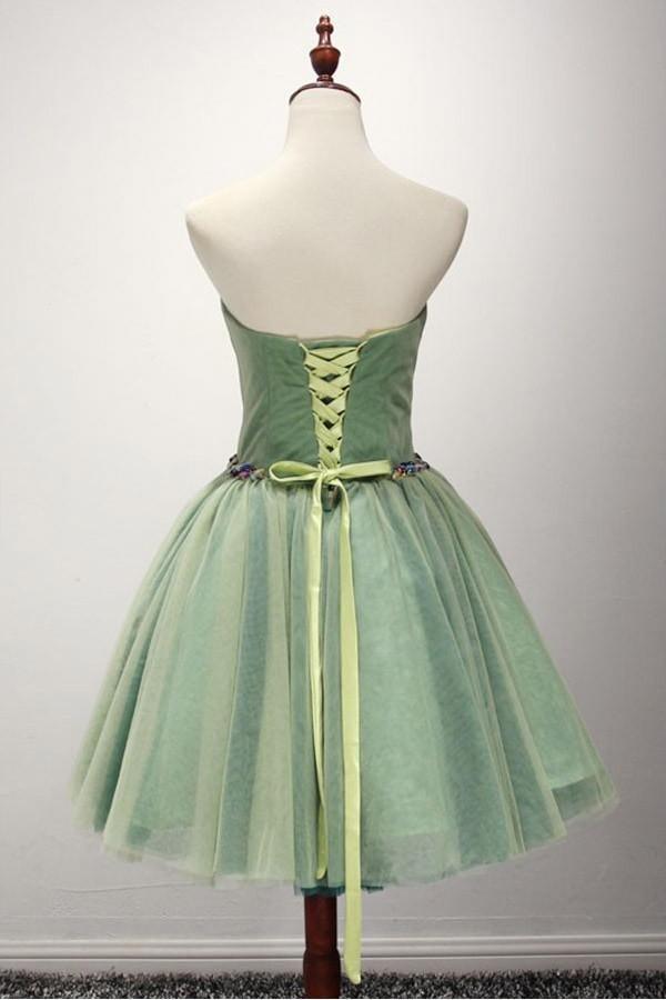 Vestido de fiesta corto de tul con escote en forma de corazón y cuentas en color verde