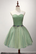 Vestido de fiesta corto de tul con escote en forma de corazón y cuentas en color verde
