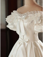 Vestidos de novia vintage blancos cortos, largos, corte A, manga corta, hombros descubiertos, satén con lazo(s).