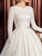 Vestidos de novia de compromiso vintage de los años 40/50, formales, de otoño, con hombros descubiertos, manga larga, cola de corte, de satén, con apliques de faja o cinta.