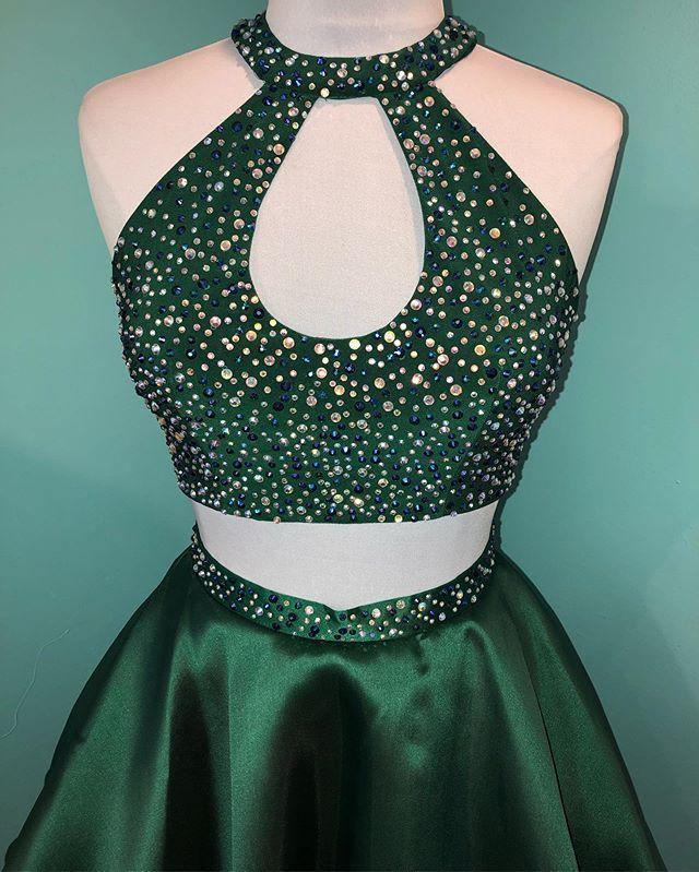 Vestido de fiesta corto de satén verde con cuello halter y cuentas de dos piezas para la fiesta de bienvenida