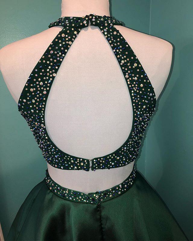 Vestido de fiesta corto de satén verde con cuello halter y cuentas de dos piezas para la fiesta de bienvenida