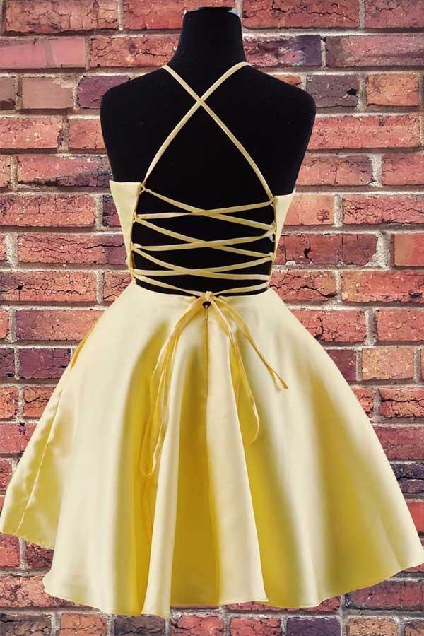 Neckholder-Heimkehrkleid aus besticktem gelbem Satin mit Taschen PD324
