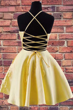 Neckholder-Heimkehrkleid aus besticktem gelbem Satin mit Taschen PD324