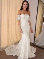 Vestidos de novia de corte trompeta/sirena, hombros descubiertos, mangas cortas, apliques de encaje y cola de corte corte