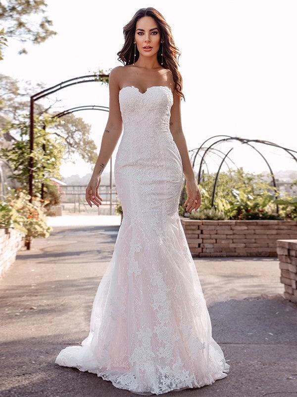 Vestidos de novia de corte trompeta/sirena, escote corazón, sin mangas, con apliques de encaje y cola larga