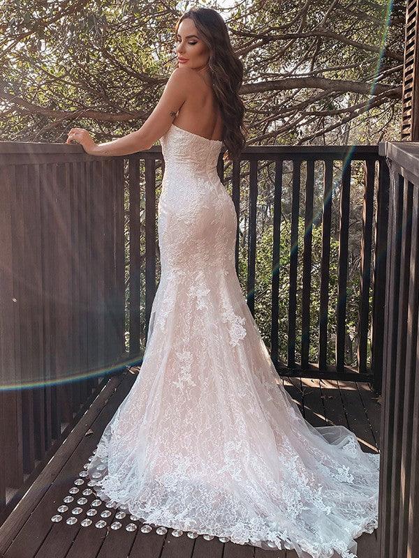 Vestidos de novia de corte trompeta/sirena, escote corazón, sin mangas, con apliques de encaje y cola larga