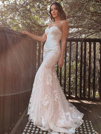 Vestidos de novia de corte trompeta/sirena, escote corazón, sin mangas, con apliques de encaje y cola larga