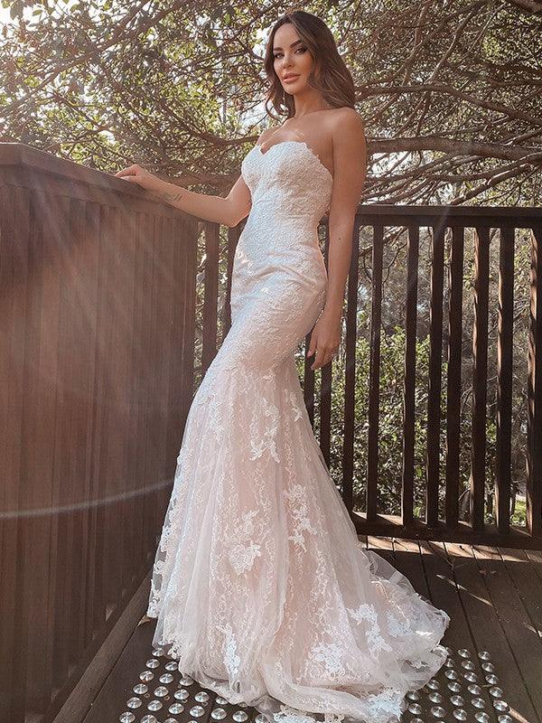 Vestidos de novia de corte trompeta/sirena, escote corazón, sin mangas, con apliques de encaje y cola larga