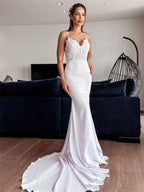 Vestidos de novia con escote trompeta/sirena, tirantes finos, apliques, crepé elástico, sin mangas, cola catedral