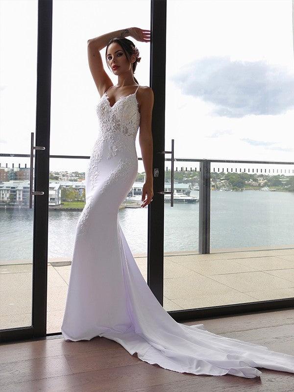 Vestidos de novia con escote trompeta/sirena, tirantes finos, apliques, crepé elástico, sin mangas, cola catedral