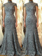 Vestidos para madre de la novia con corte trompeta/sirena, encaje fruncido, cuello alto, mangas cortas y cola larga
