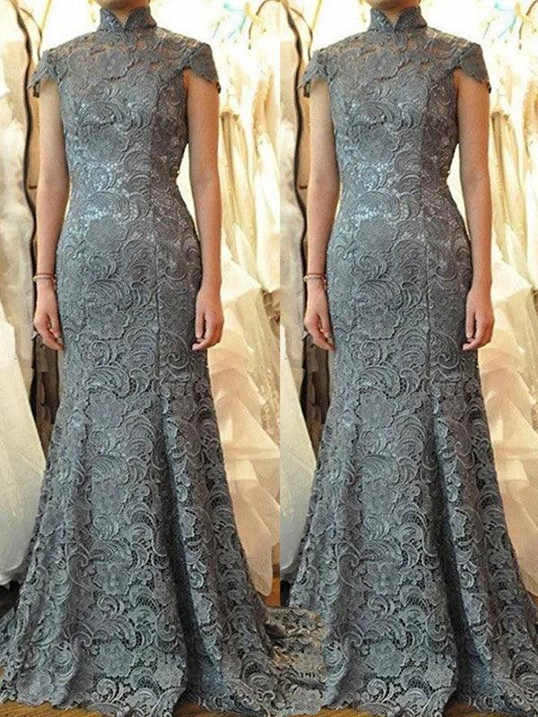 Vestidos para madre de la novia con corte trompeta/sirena, encaje fruncido, cuello alto, mangas cortas y cola larga