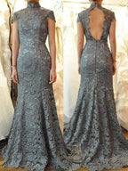 Vestidos para madre de la novia con corte trompeta/sirena, encaje fruncido, cuello alto, mangas cortas y cola larga