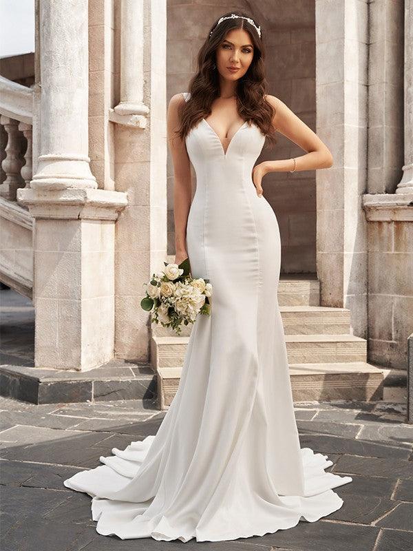 Vestido de novia de corte sirena/trompeta con escote en V, volantes, sin mangas y cola capilla
