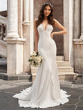 Vestido de novia de corte sirena/trompeta con escote en V, volantes, sin mangas y cola capilla