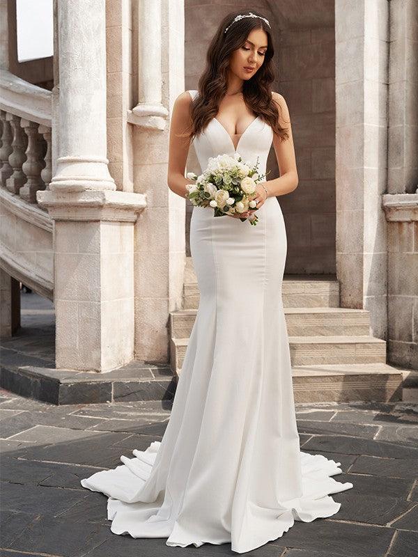 Vestido de novia de corte sirena/trompeta con escote en V, volantes, sin mangas y cola capilla