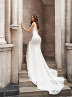Vestido de novia de corte sirena/trompeta con escote en V, volantes, sin mangas y cola capilla