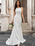 Vestidos de novia de corte trompeta/sirena, escote redondo, fruncido, de crepé elástico, sin mangas y con cola larga