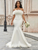 Vestidos de novia de corte sirena/trompeta, sin tirantes, con plumas/piel, elásticos, sin mangas y con cola larga