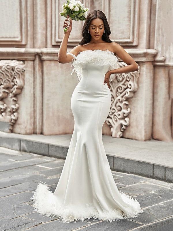 Vestidos de novia de corte sirena/trompeta, sin tirantes, con plumas/piel, elásticos, sin mangas y con cola larga