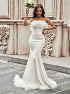 Vestidos de novia de corte sirena/trompeta, sin tirantes, con plumas/piel, elásticos, sin mangas y con cola larga