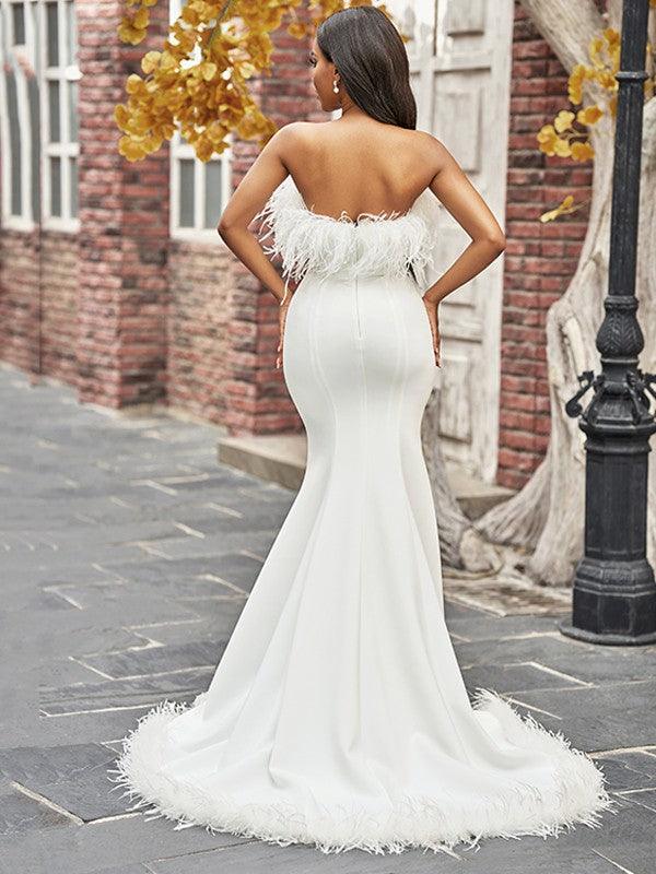 Vestidos de novia de corte sirena/trompeta, sin tirantes, con plumas/piel, elásticos, sin mangas y con cola larga