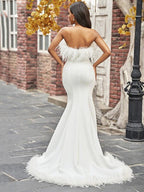 Vestidos de novia de corte sirena/trompeta, sin tirantes, con plumas/piel, elásticos, sin mangas y con cola larga