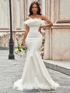 Vestidos de novia de corte sirena/trompeta, sin tirantes, con plumas/piel, elásticos, sin mangas y con cola larga