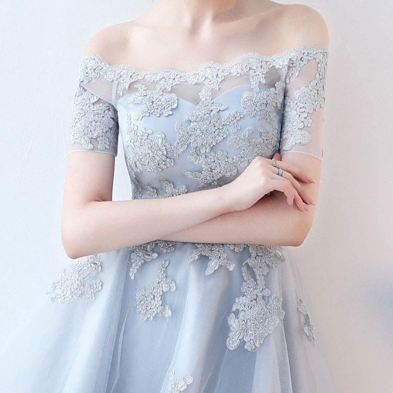Vestido de fiesta corto de tul con hombros descubiertos y corte alto y bajo