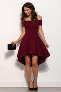 Vestido de fiesta corto burdeos con hombros descubiertos y corte alto y bajo