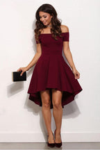 Vestido de fiesta corto burdeos con hombros descubiertos y corte alto y bajo