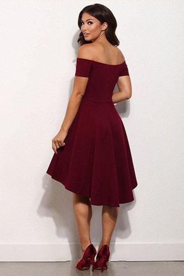 Vestido de fiesta corto burdeos con hombros descubiertos y corte alto y bajo