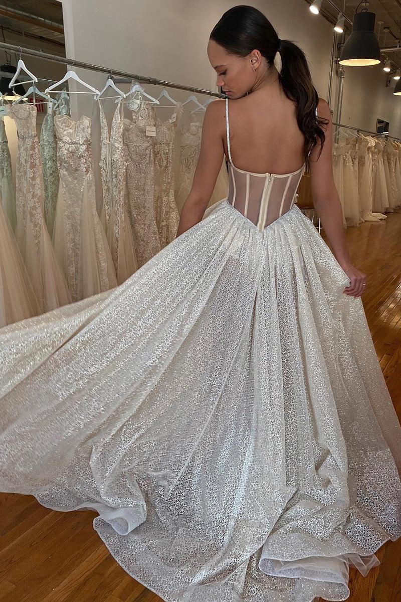 Vestido de novia con tirantes finos, apliques de encaje y corte A brillante