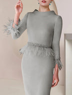 Vestido de madre de la novia con corte tubo/columna, elegante, escote redondo, largo hasta la rodilla, de satén, manga 3/4 con cuentas de plumas.