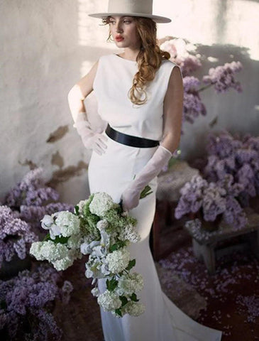 Empfang Offener Rücken Lässige Brautkleider Etui-Linie Rundhalsausschnitt Ärmellos Sweep/Pinsel Schleppe Satin Brautkleider Mit Volltonfarbe Sommer Herbst Hochzeitsfeier